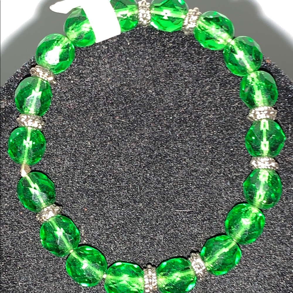 Green glass bead stretch bracelet